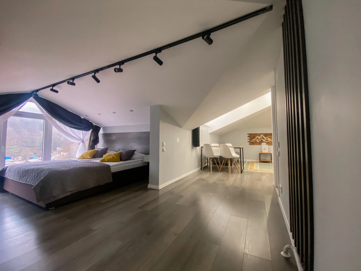 Студия с панорамным видом на озеро и горы