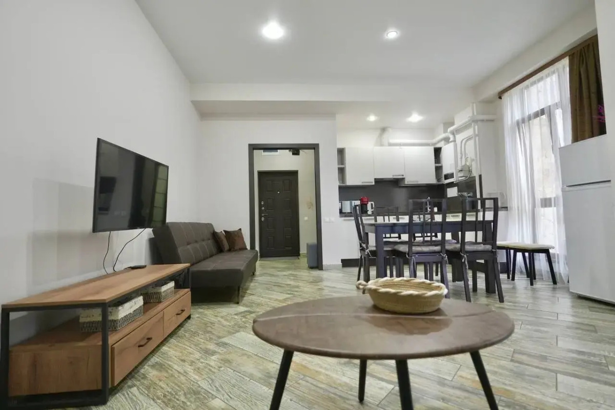 Квартира Огромная трехкомнатная квартира напротив подъемника