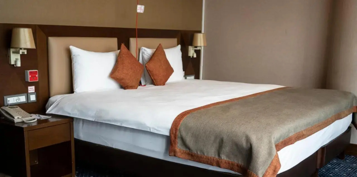 Parkside Hotel & Apartments