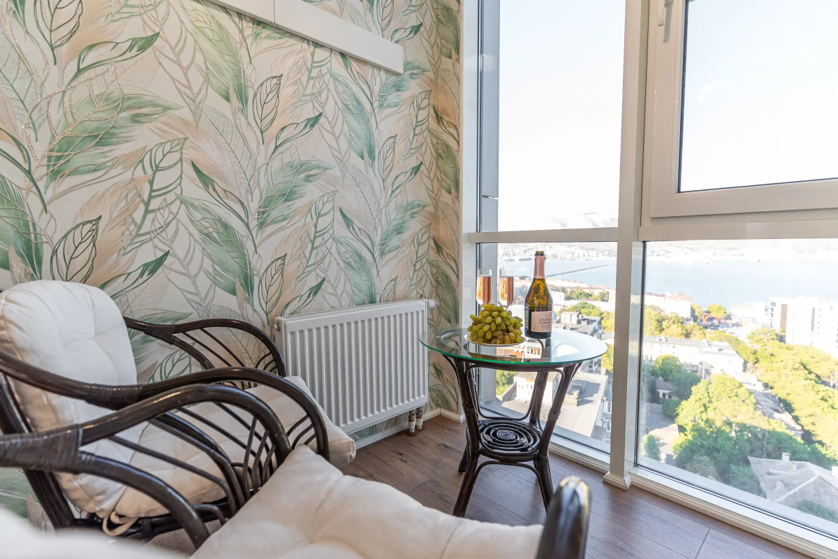 Апартаменты трехкомнатные с панорамным видом на город и море в центре Новороссийска от LetoApart