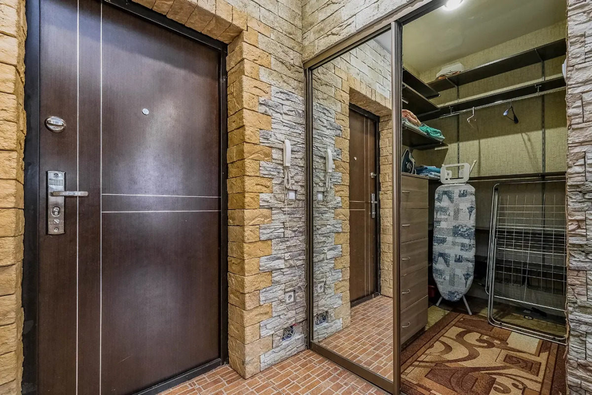 Квартира рядом с Мнтк им. Федорова и Ск Заря