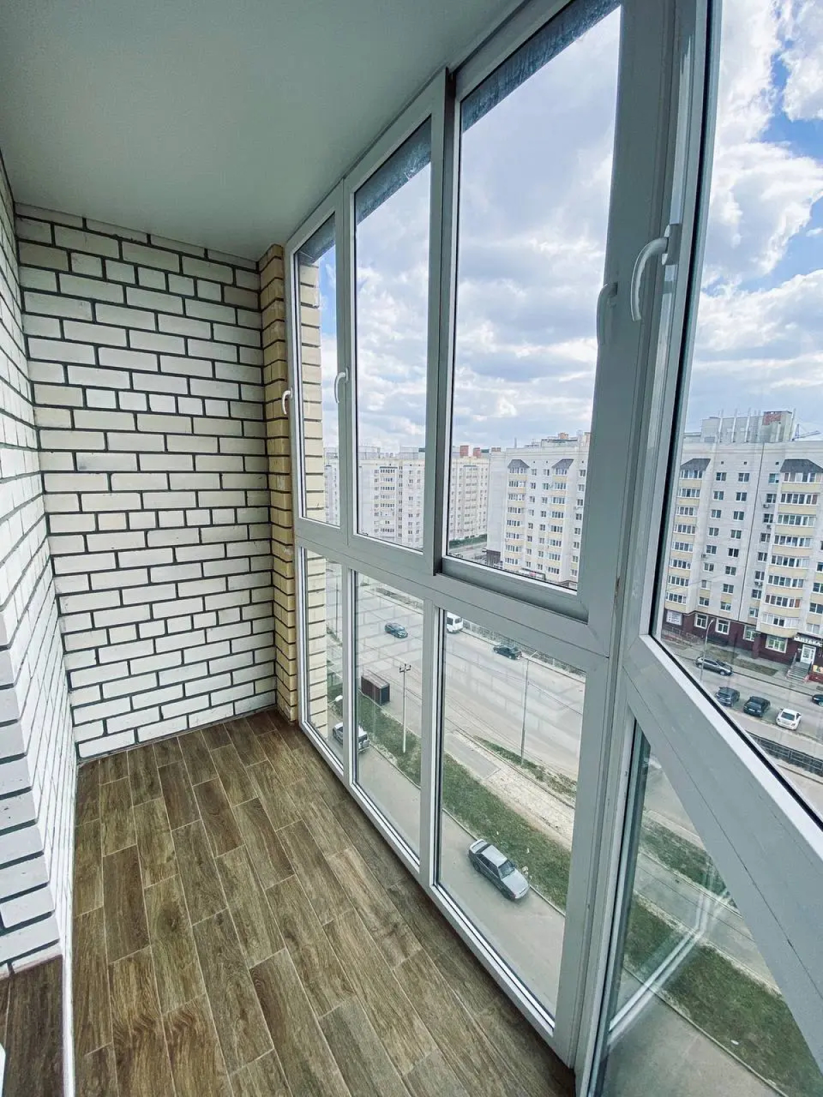 Квартира с Панорамным Балконом и Индивидуальным Отоплением. Тихий Уютный Район с Очень Развитой Инфраструктурой