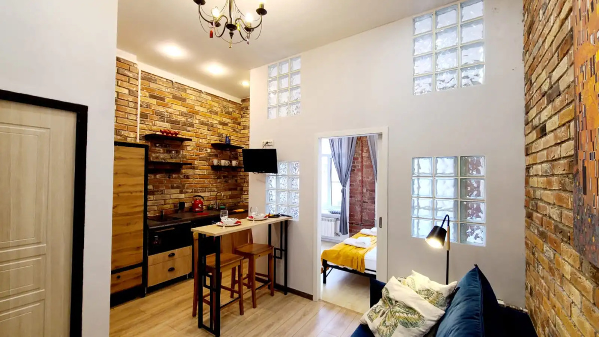 Апартаменты на Большом 13 Два Окна в Спальне