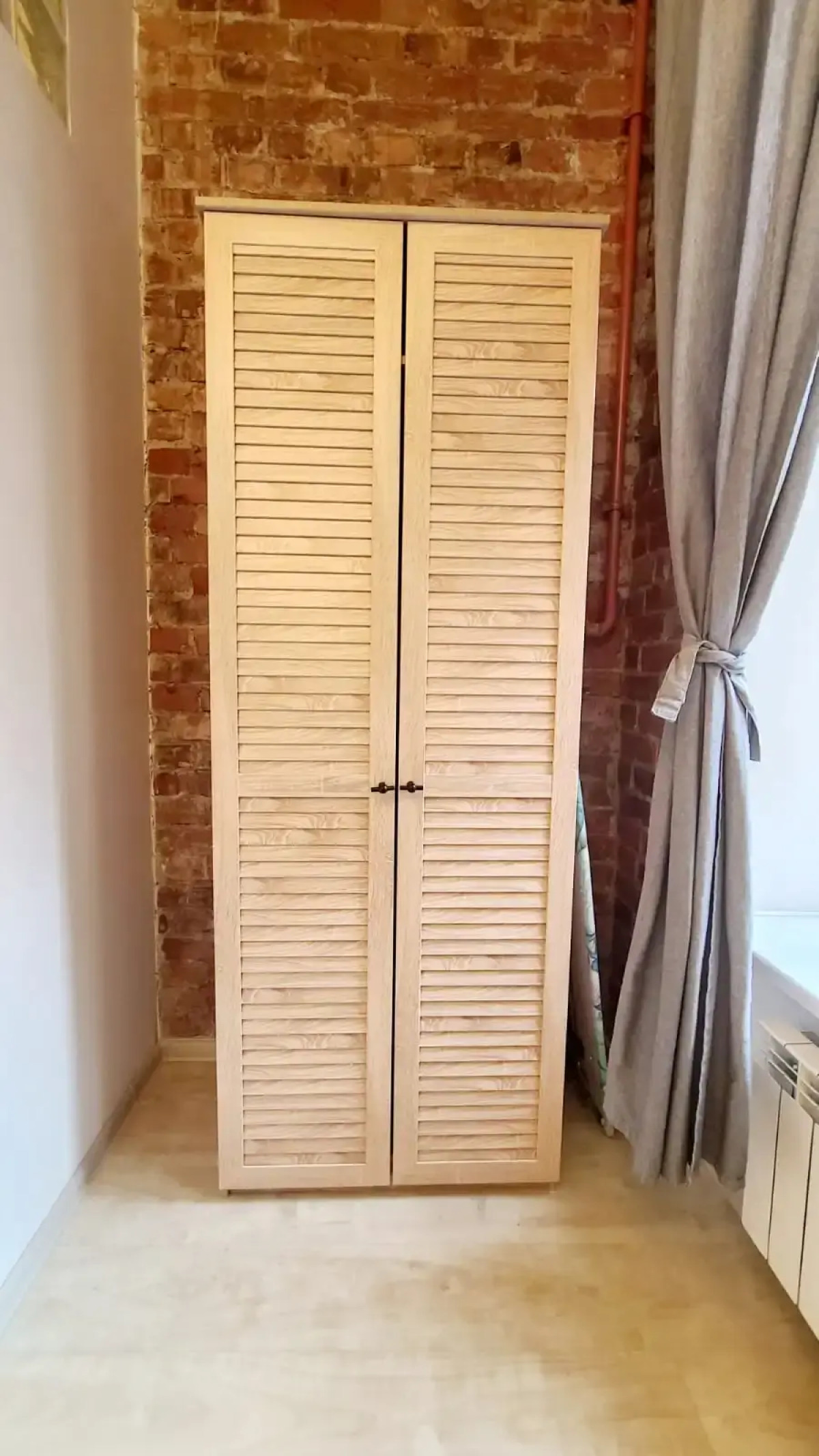 Апартаменты на Большом 13 Два Окна в Спальне