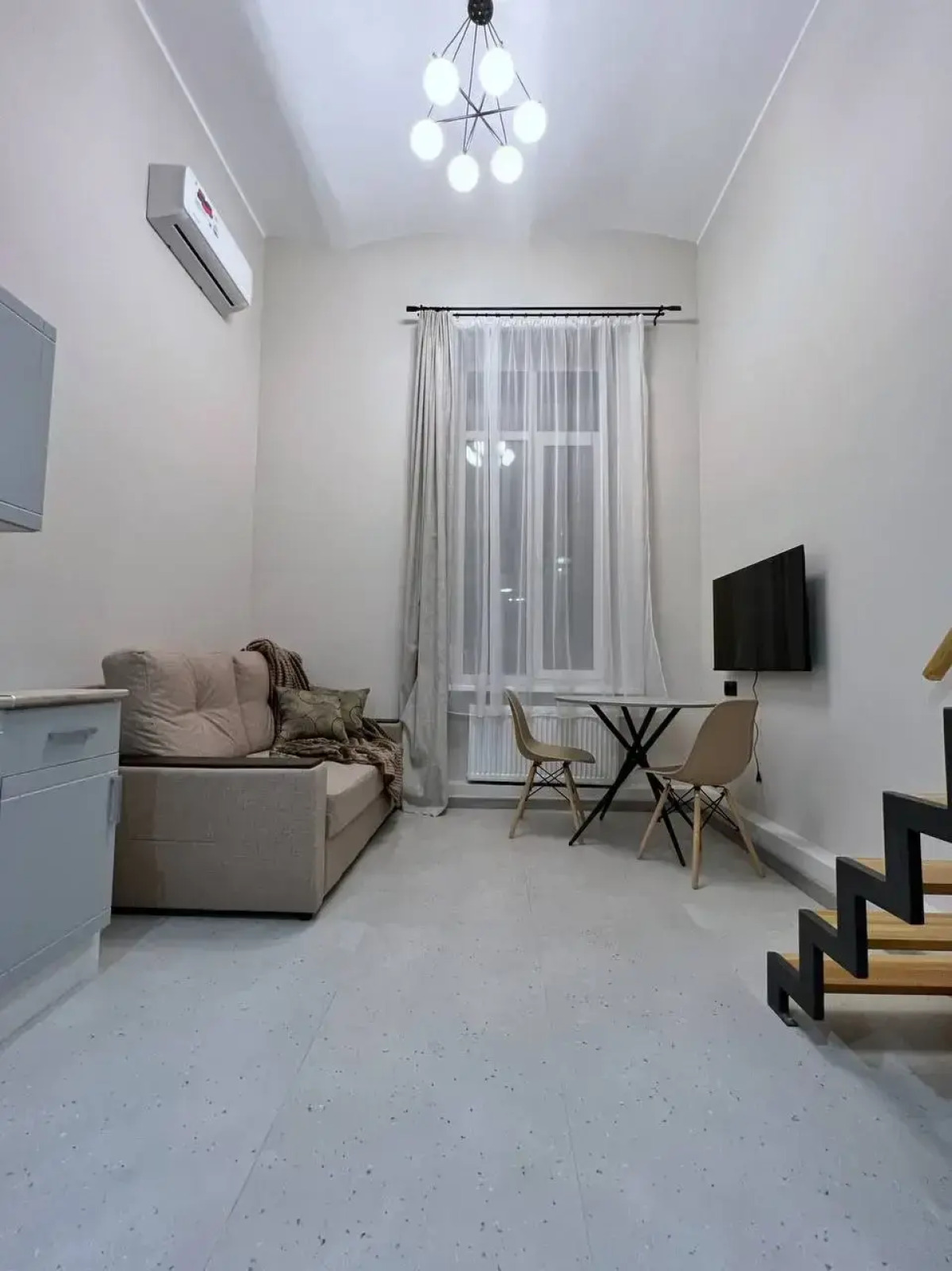 Двухуровневые апартаменты Purple Aurora у метро Бауманская