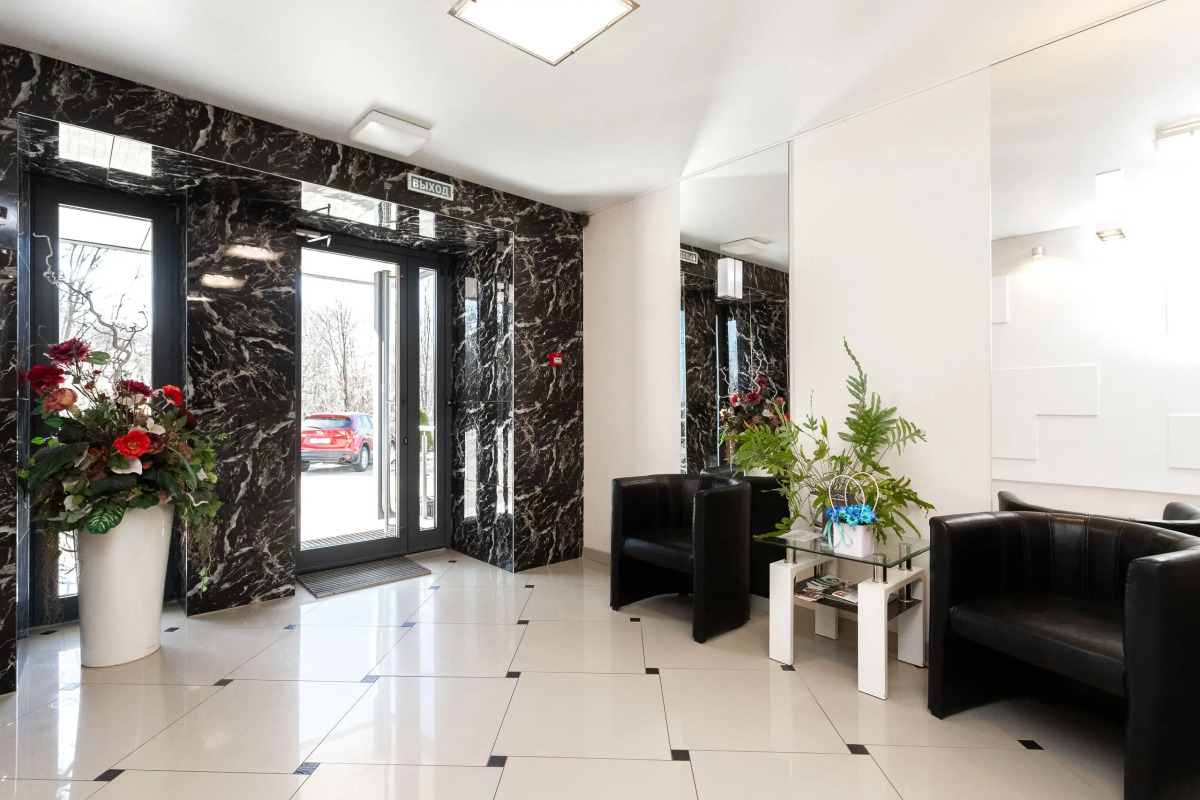 Квартира с Мансардными Окнами и Видом на Море