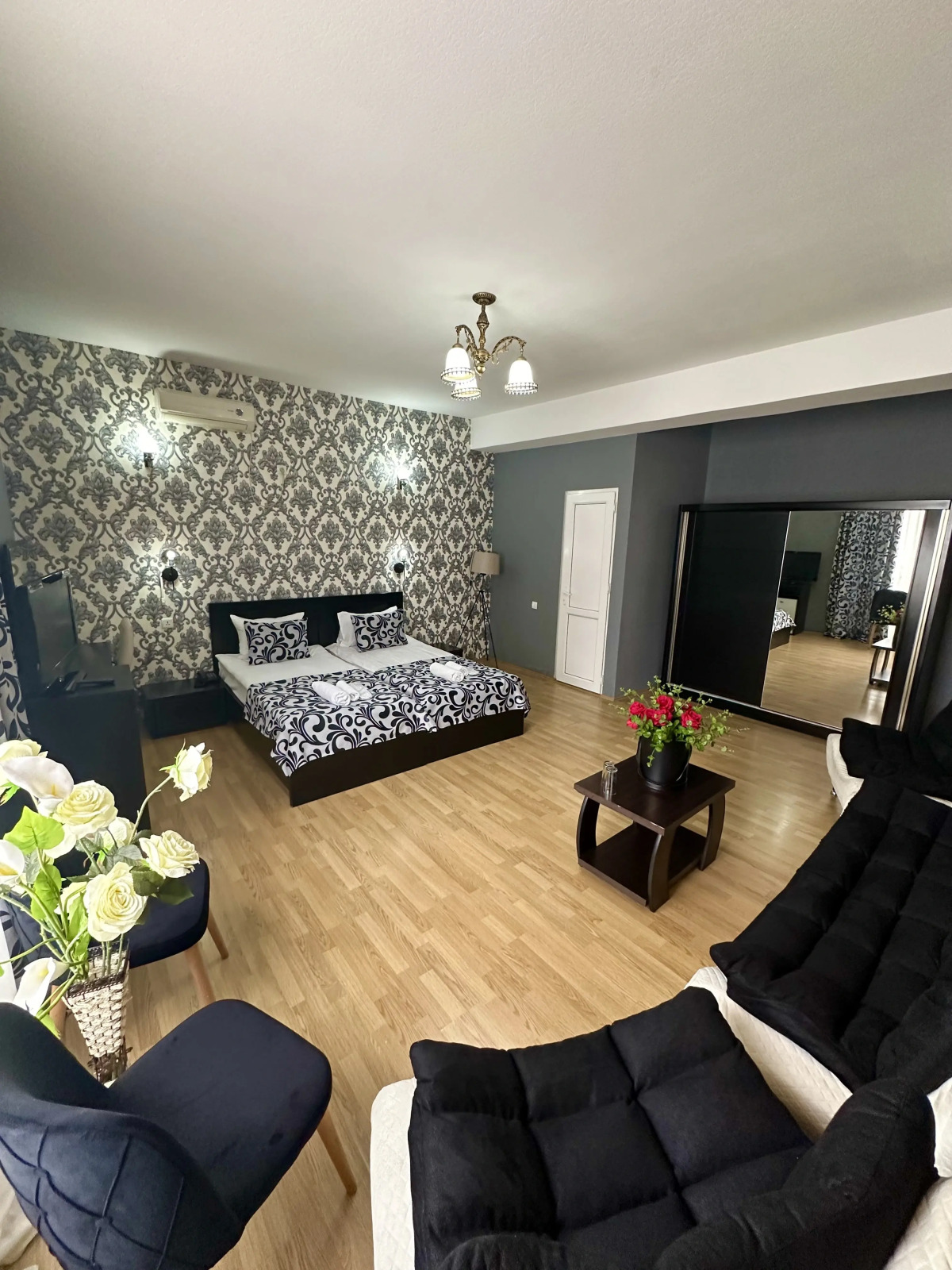 Отель Qeroli old town