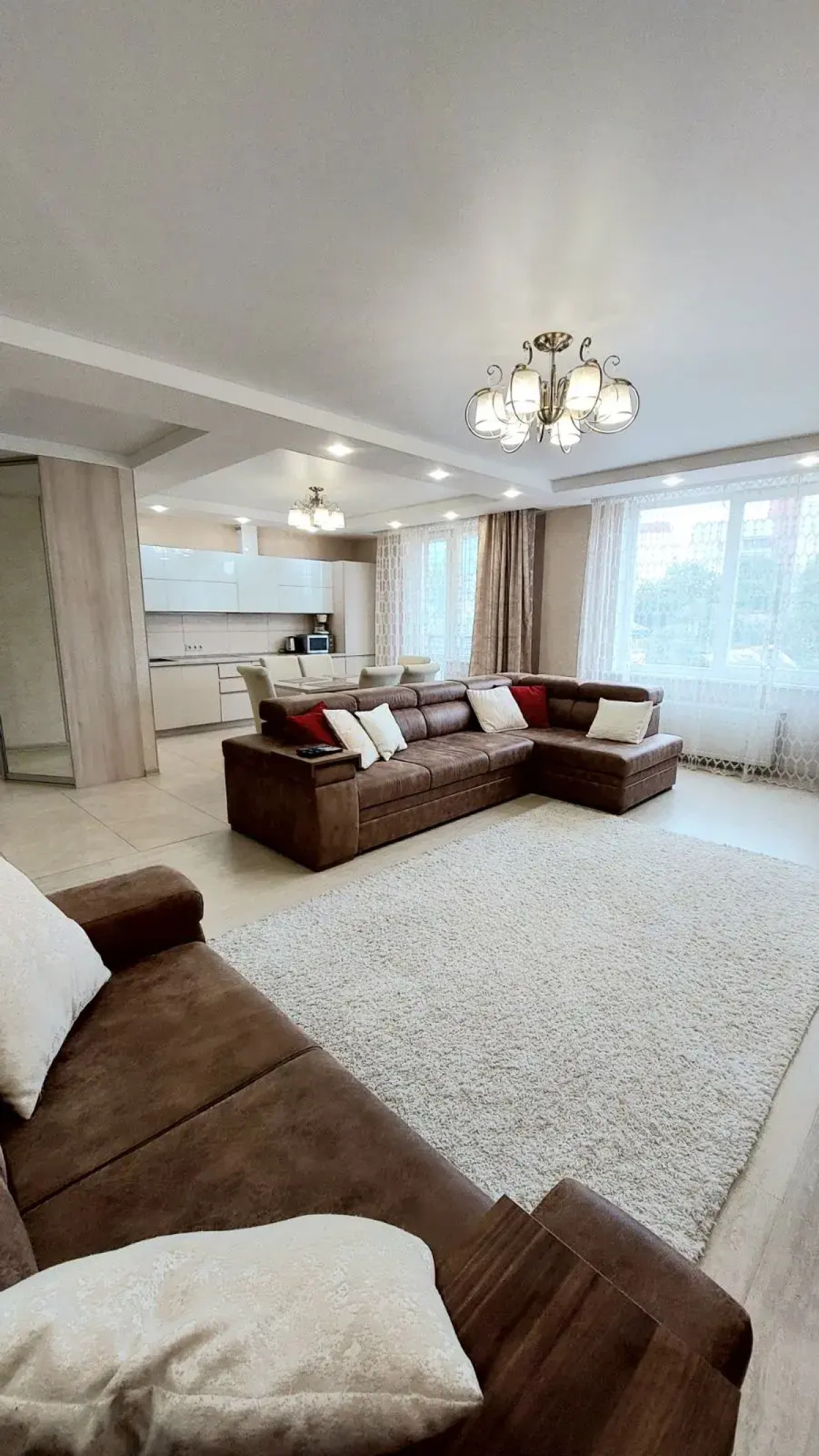 Апартаменты в центре с тремя спальнями на Червякова 55 рядом с парком Победы