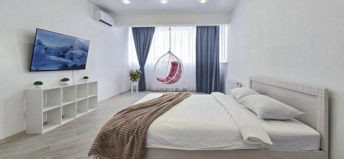 Квартира с большим телевизором и шикарным видом на реку Кубань