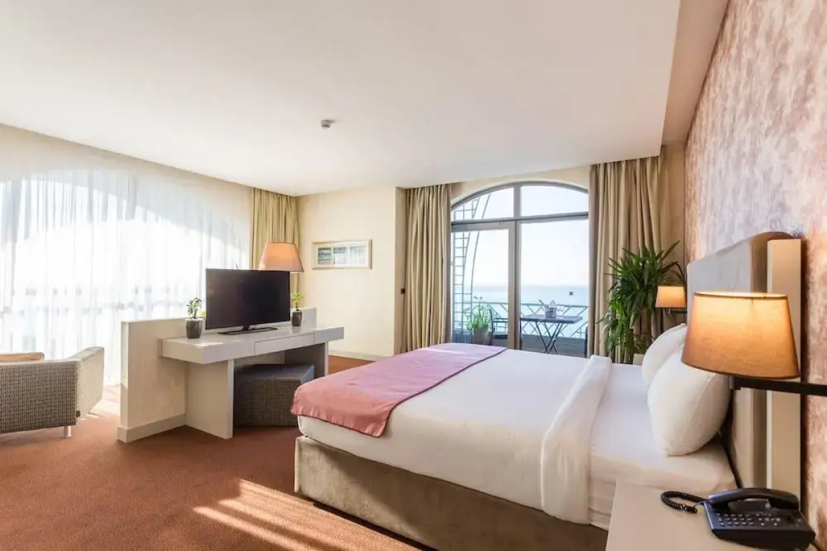 The Grand Gloria Отель