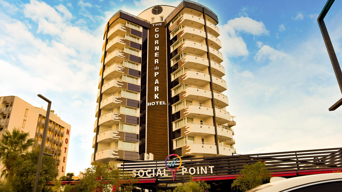 Отель The Corner Park