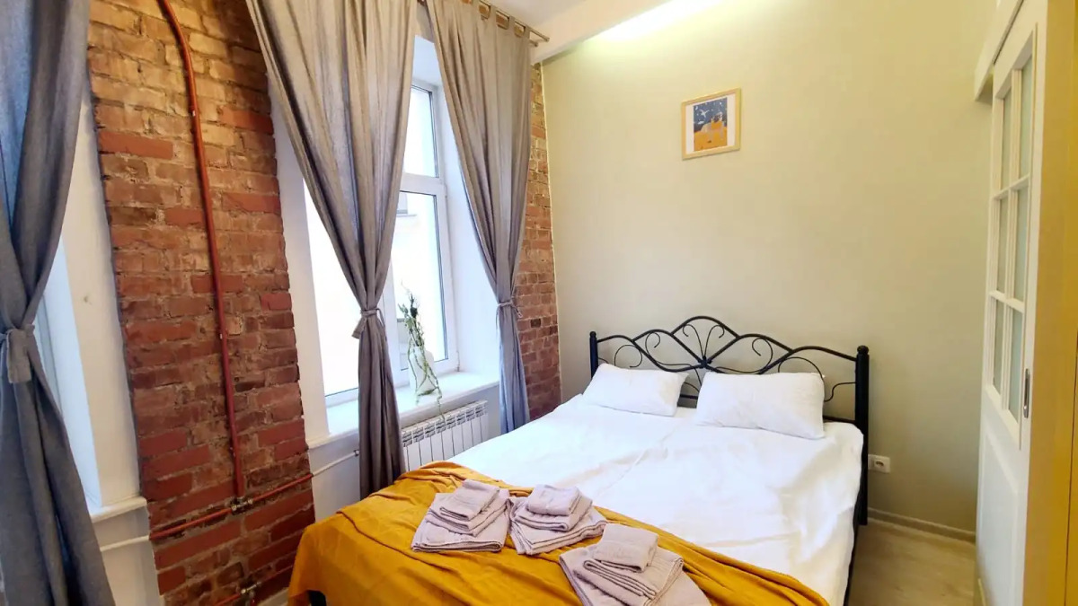 Апартаменты на Большом 13 Два Окна в Спальне