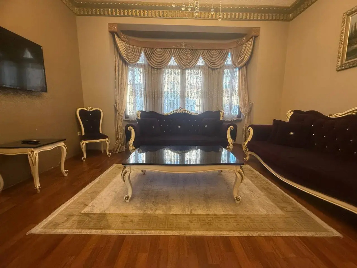 Апартаменты 3BR Flat Old Style 4AC Terrace, Metro