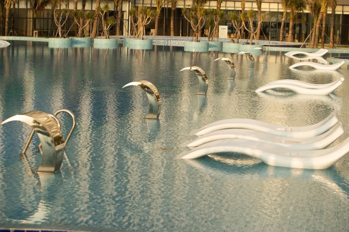 Курортный отель The Empyrean Cam Ranh Beach Resort