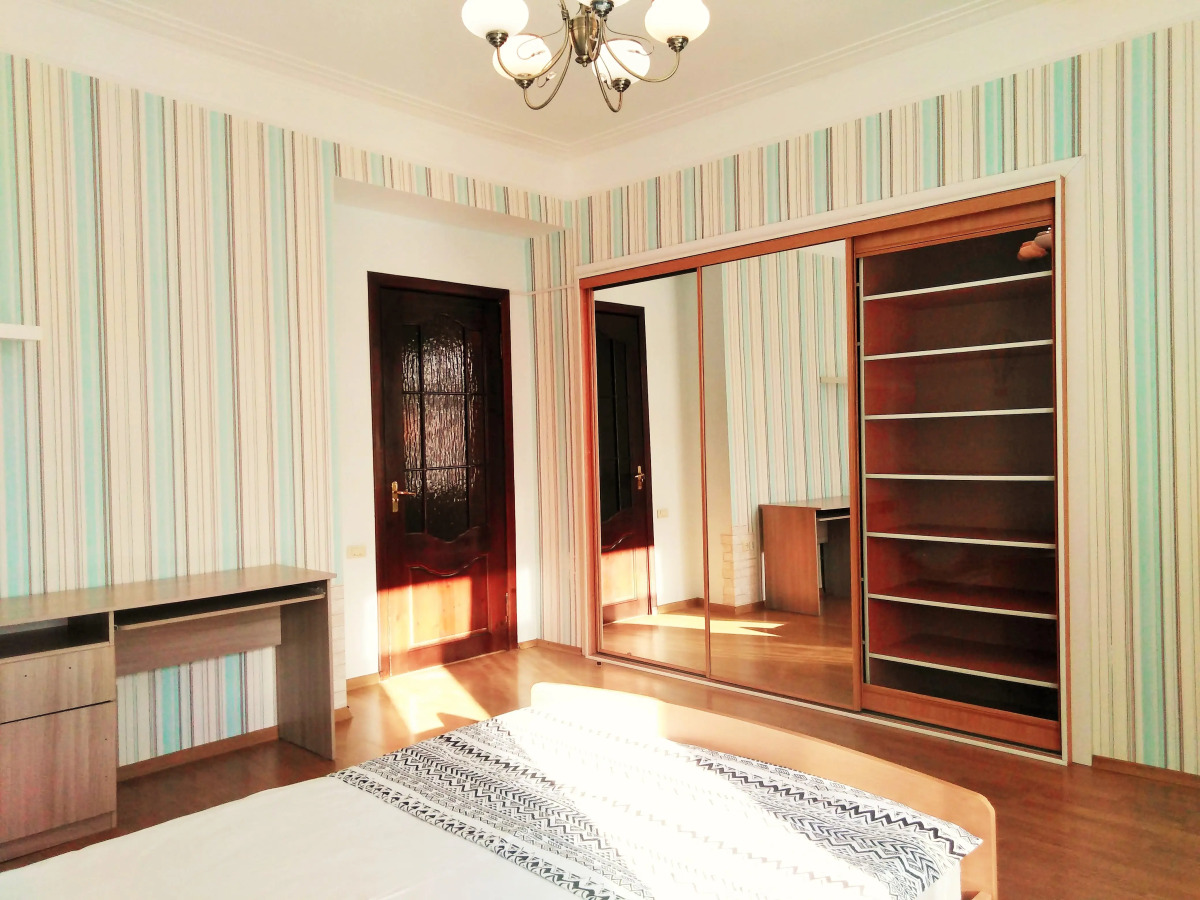 Квартира 3-комн. cталинка с большой ванной рядом с набережной