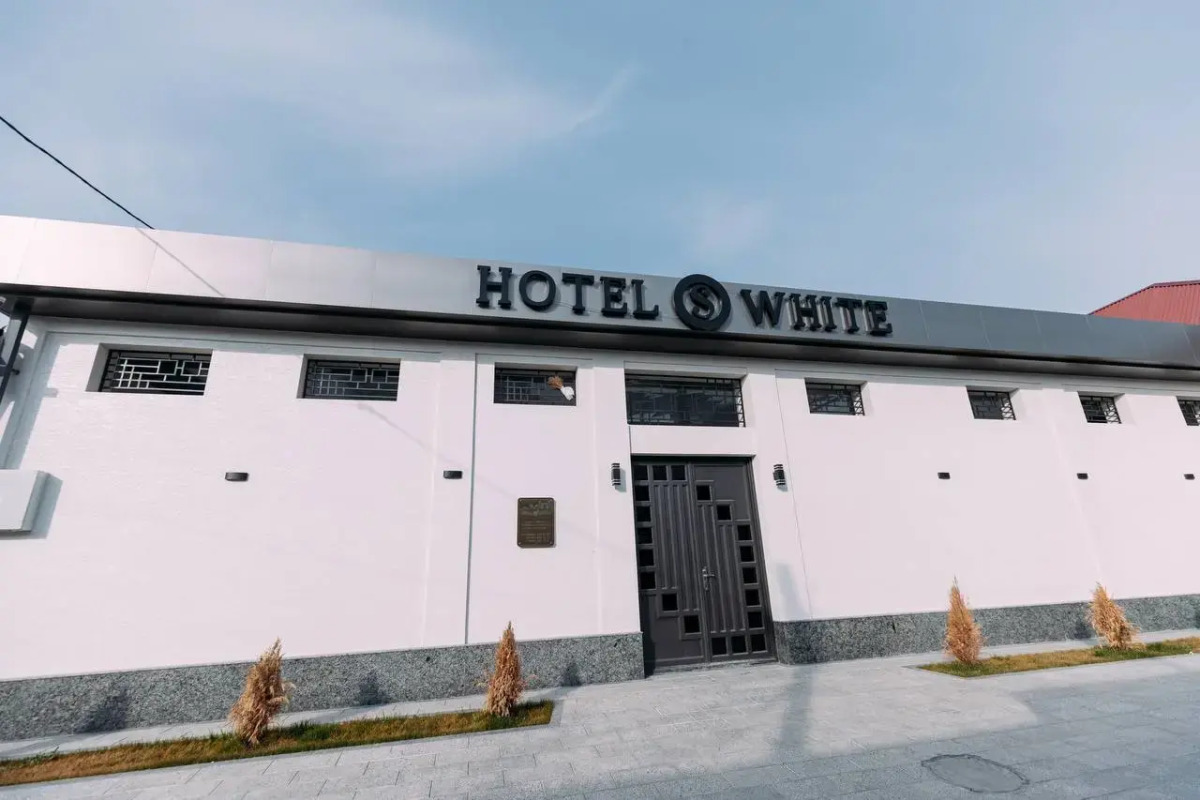 Отель White