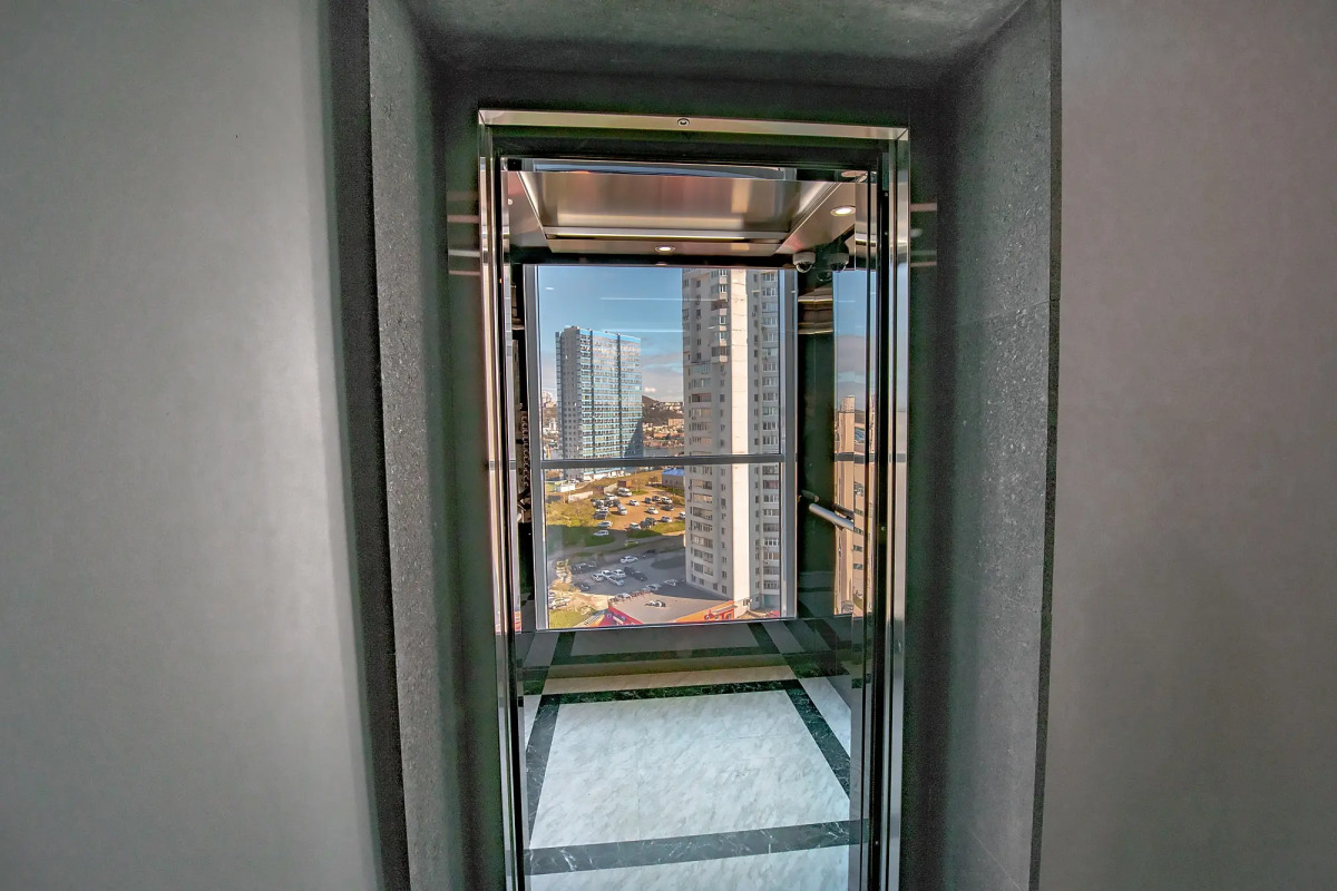 Апартаменты на высоком этаже, рядом с театром и мостом, недалеко от центра. Фастовская 29.