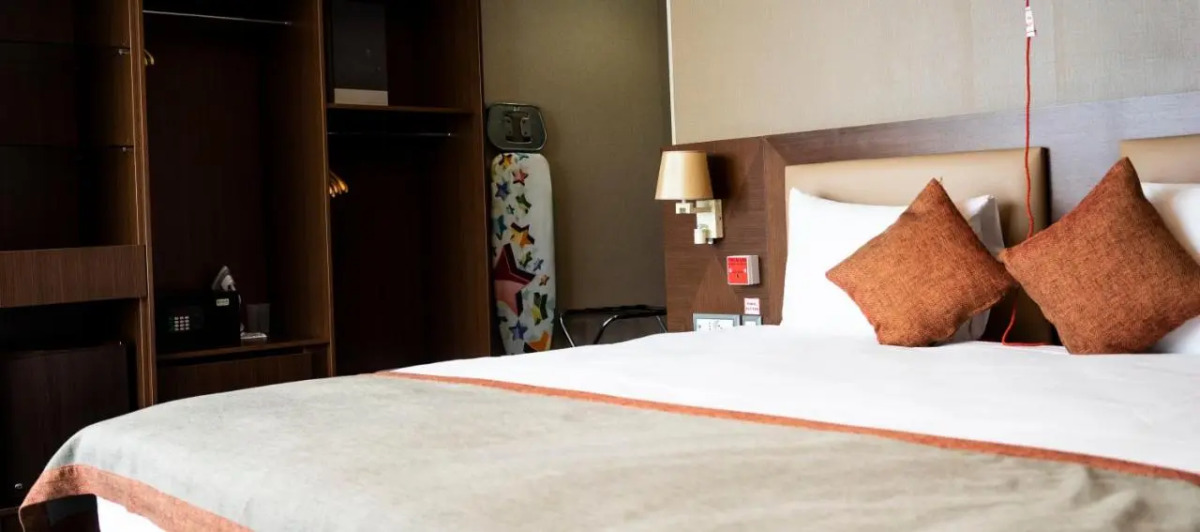 Parkside Hotel & Apartments