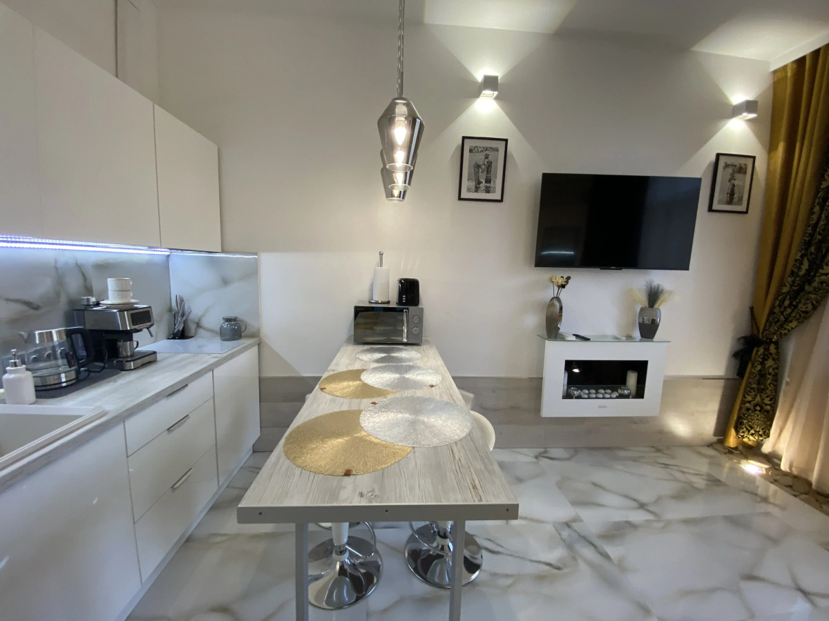 Апартаменты в современном стиле с камином