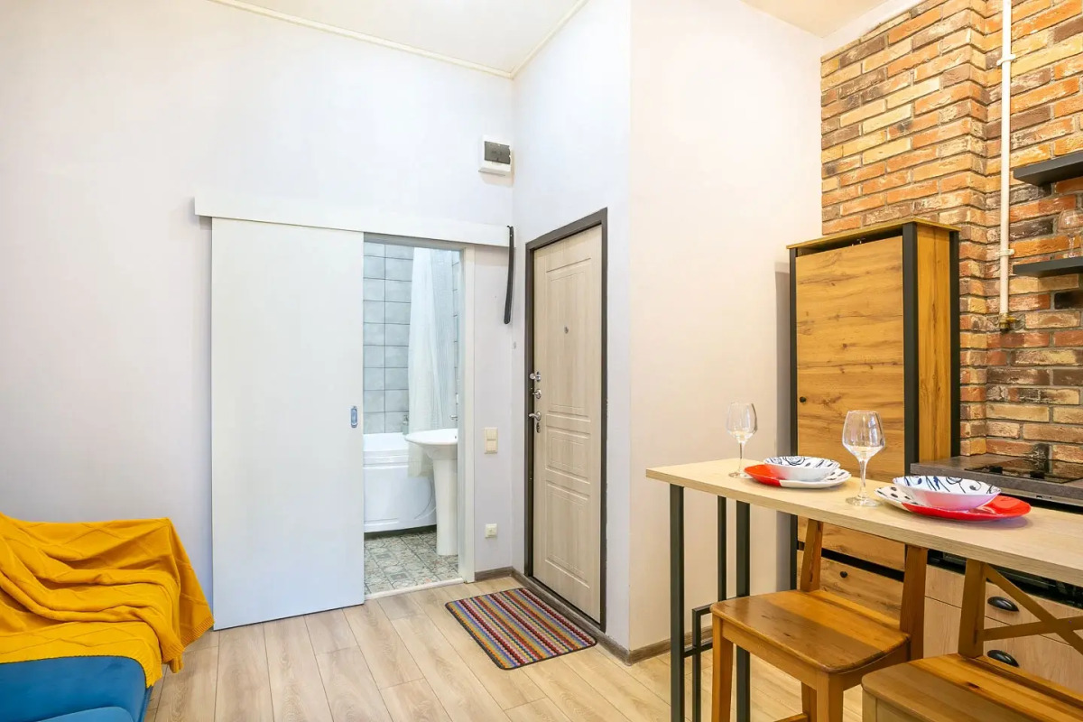 Апартаменты на Большом 13 Два Окна в Спальне