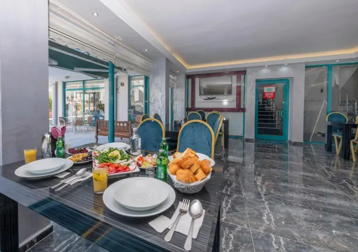 Theluna City Hotel