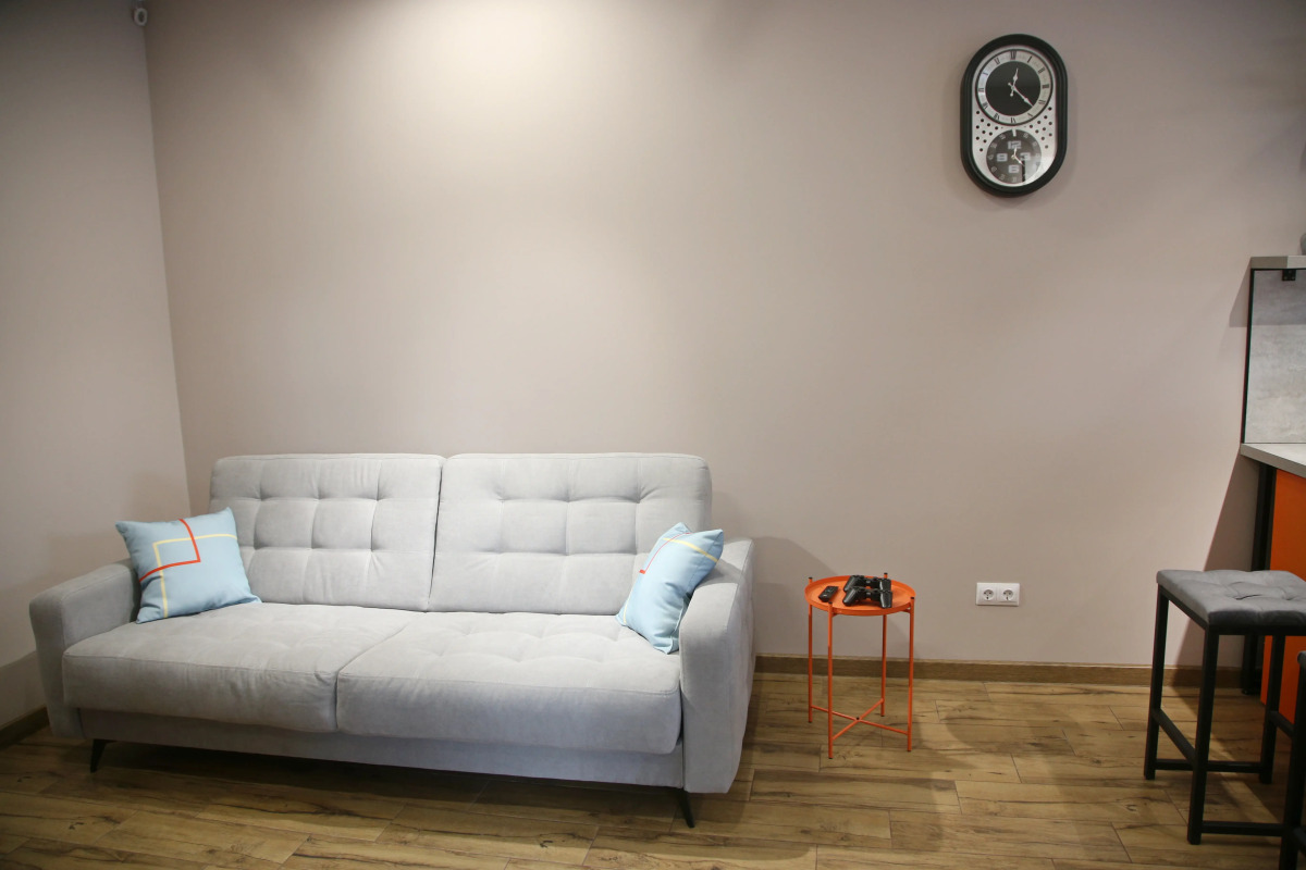 Апартаменты Уорхол - апельсин и капучино в интерьере с собственным двориком для BBQ в 10 минутах от центра