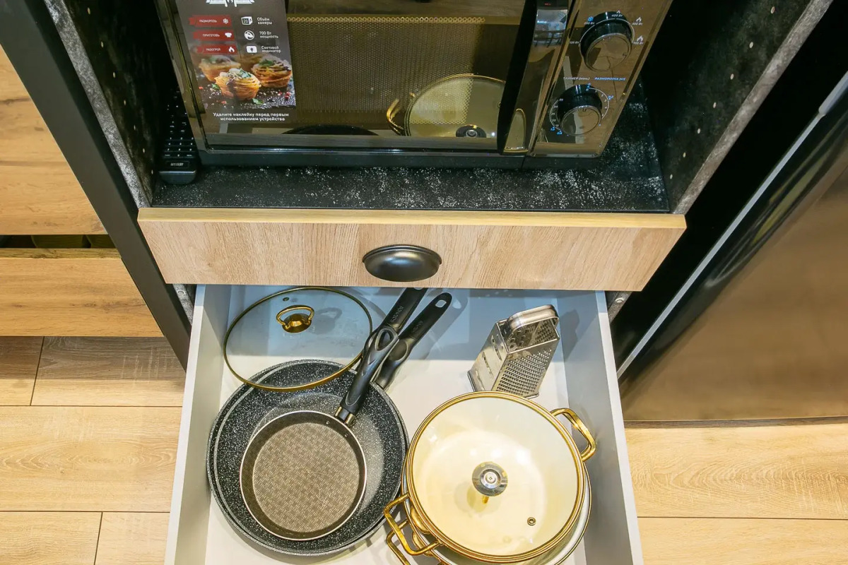 Апартаменты на Большом 13 Два Окна в Спальне