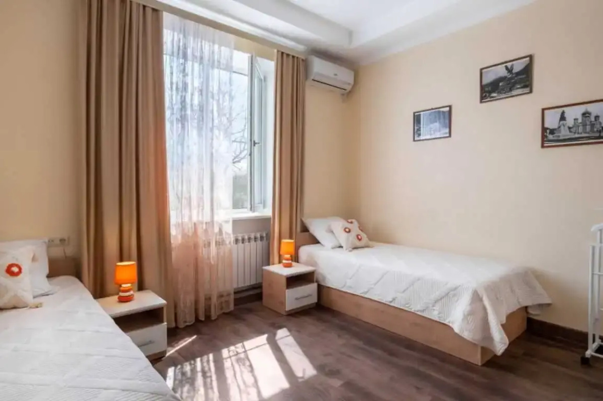 Квартира c Двумя Раздельными Спальнями и Балконом в Центре от Piligrim kmv