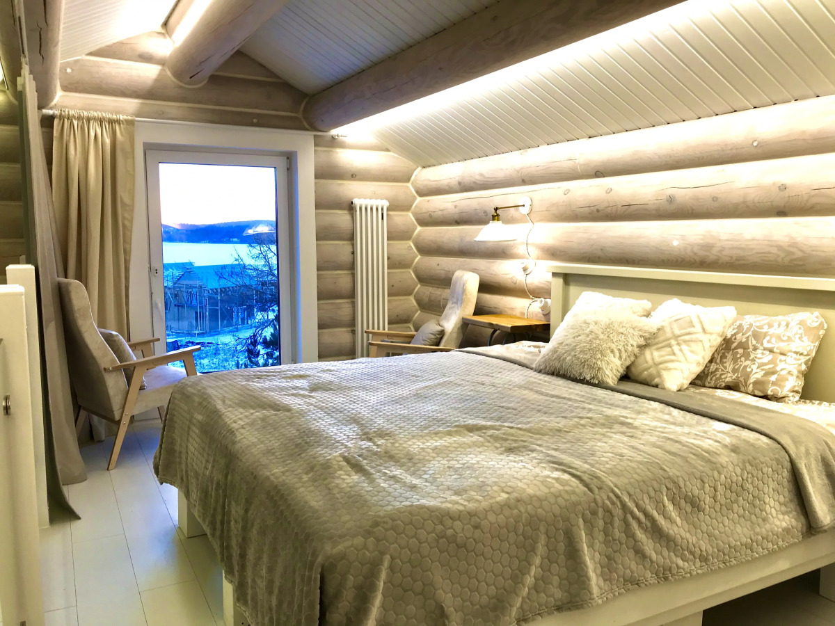 Частный дом Дом на скале с видом на озеро.