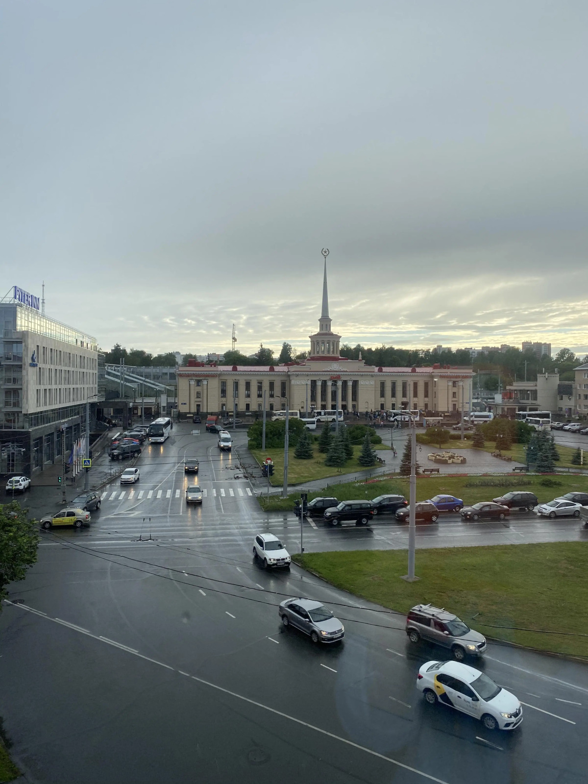 Апартаменты двухкомнатные с Видом на Привокзальную Площадь Hygge Karelia