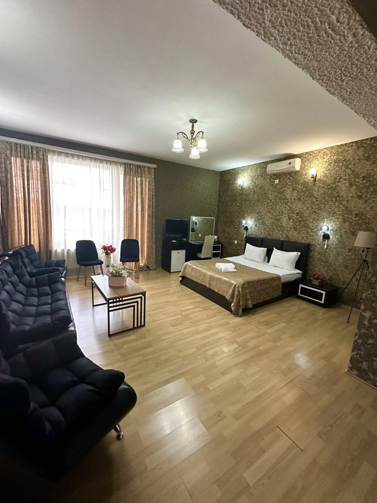 Отель Qeroli old town