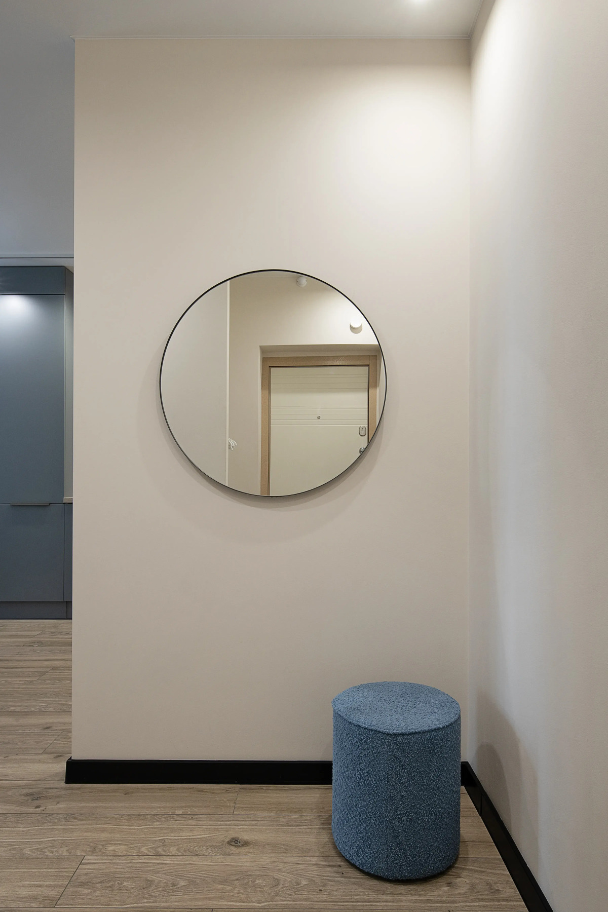 Апартаменты улучшенные в новом доме с качелей