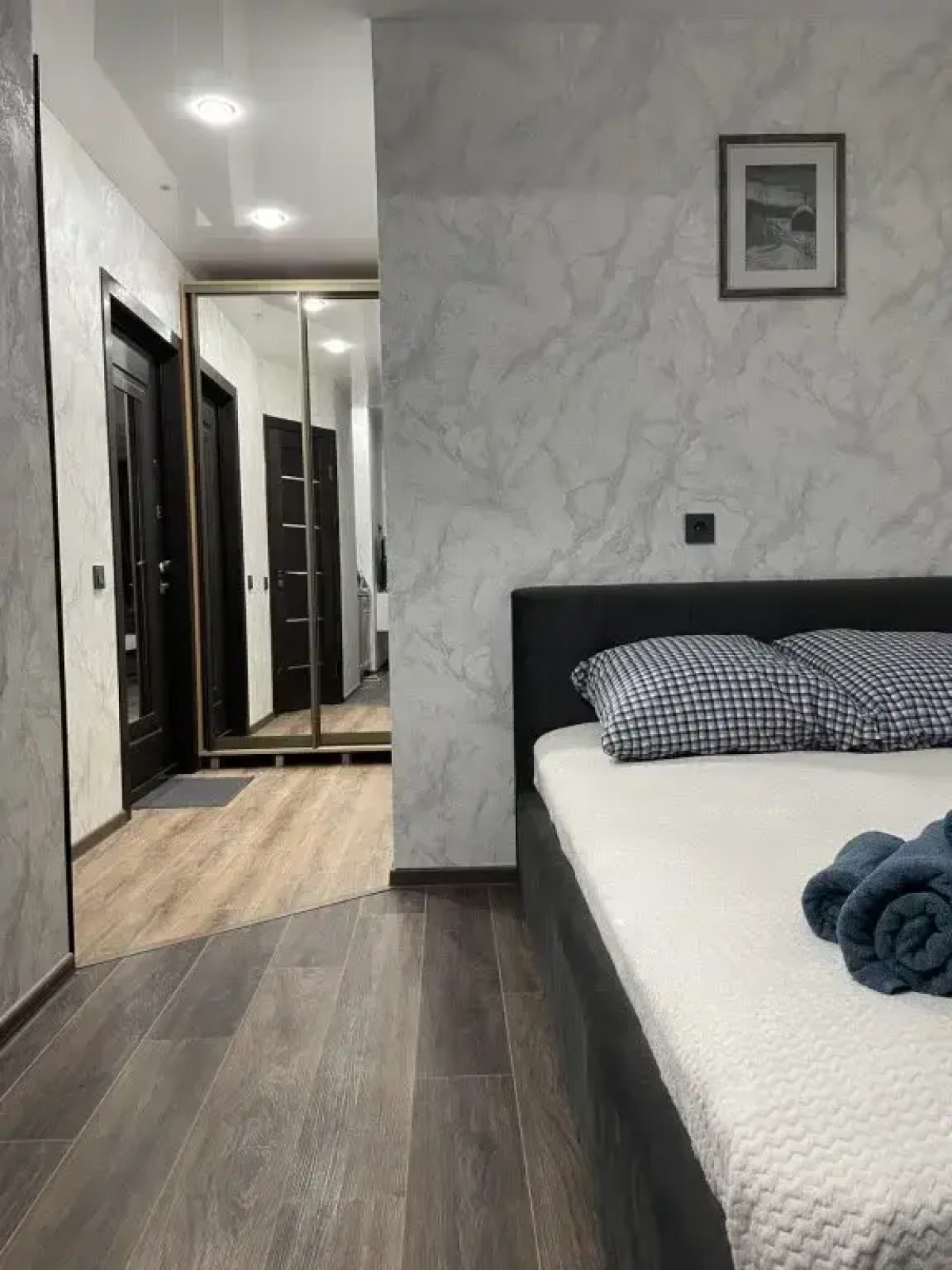 Атмосферная студия с большими окнами с комфортом разместит от двух человек, до 4-х человек от Уют и Комфорт НН