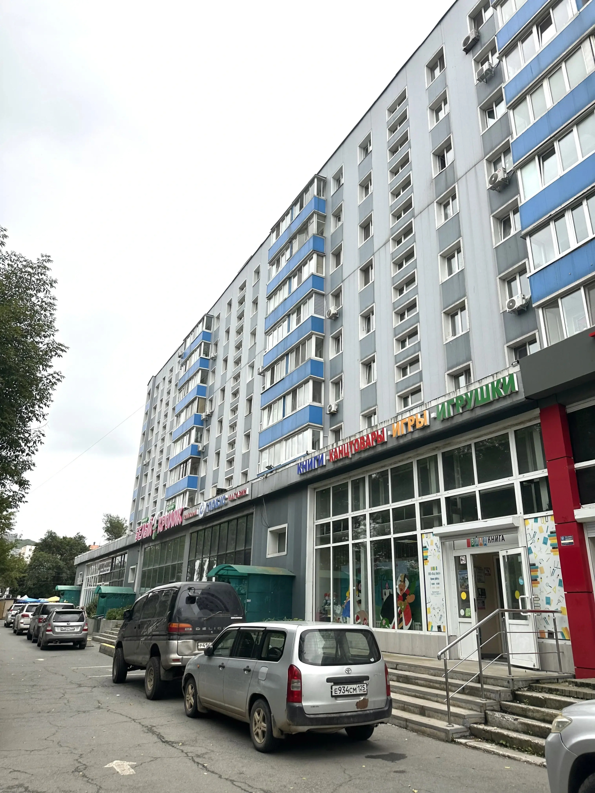 Апартаменты трехкомнатные на Океанском проспекте 140