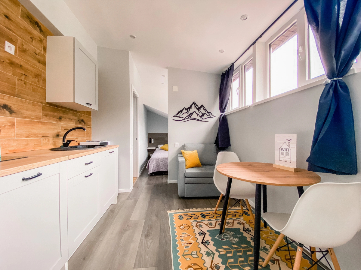 Студия с видом на озеро и горы на улице ГЭС