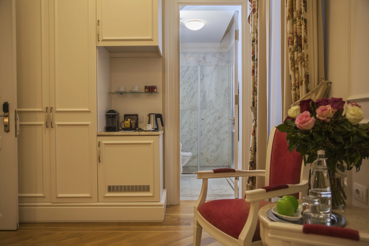 Отель Corinne Art & Boutique