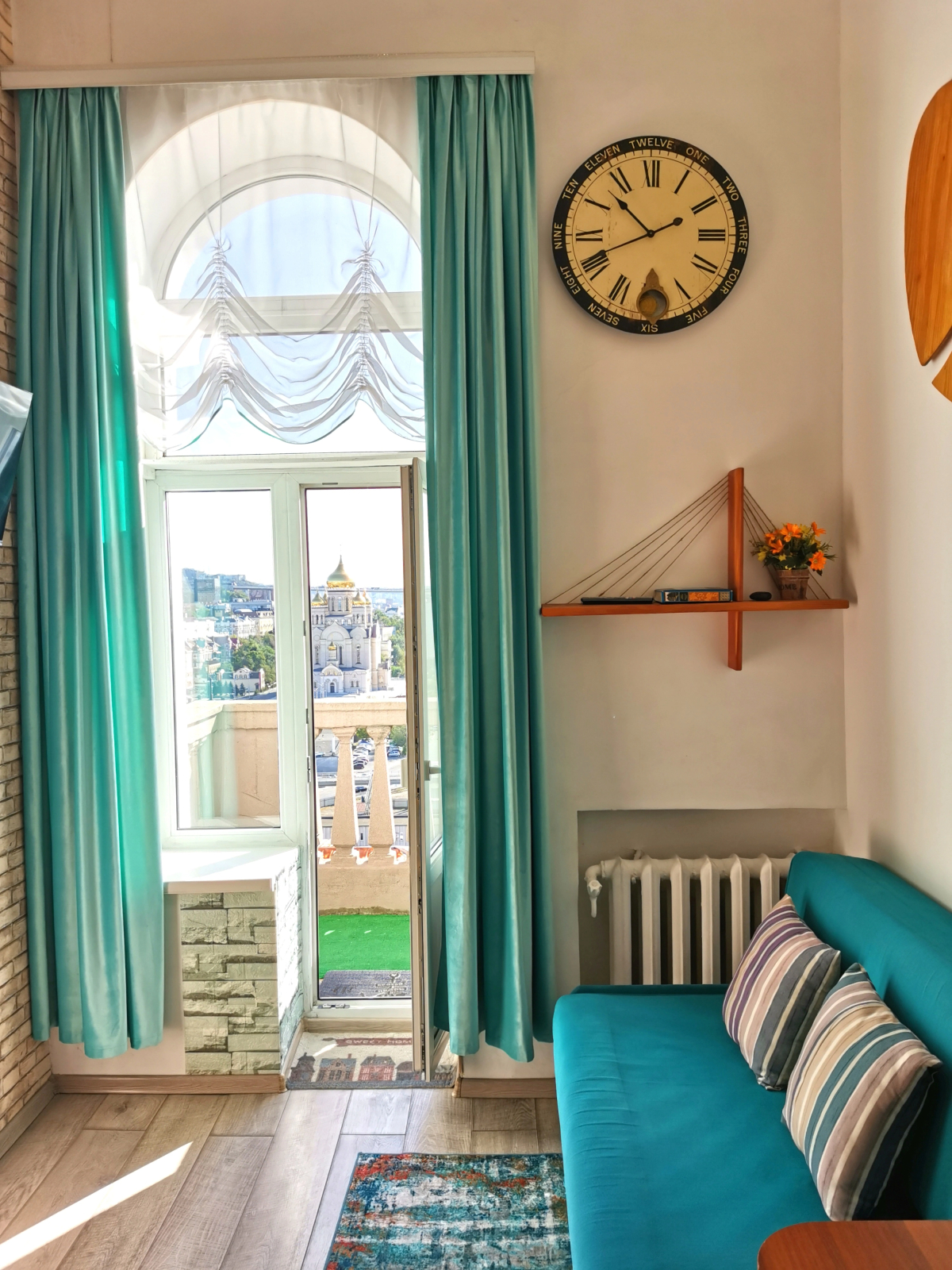 Апартаменты с балконом и видом на Золотой мост