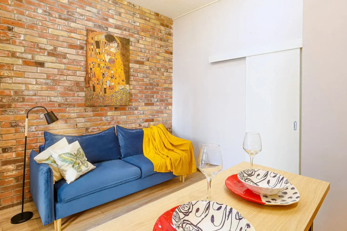 Апартаменты на Большом 13 Два Окна в Спальне