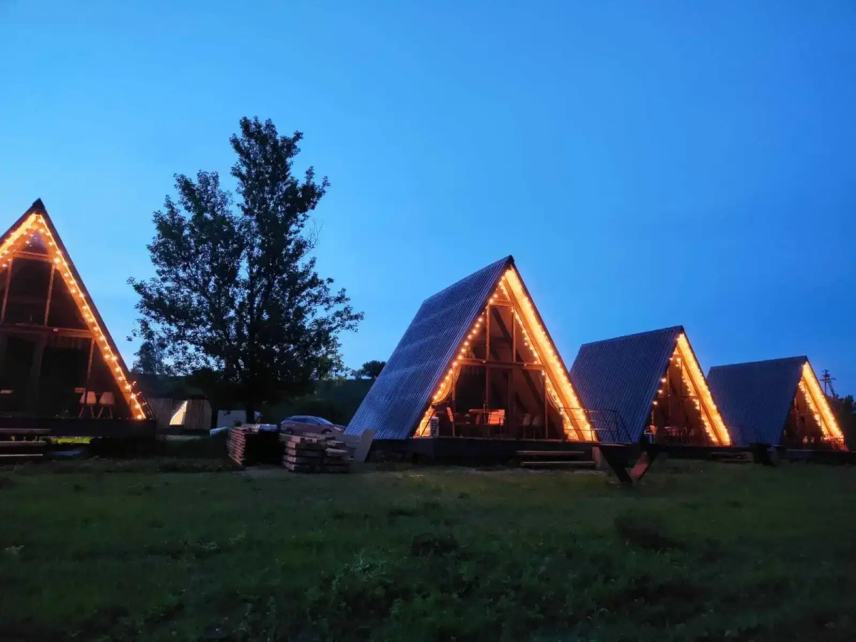 Шале двухэтажный А-фрейм с панорамным остеклением и террасой