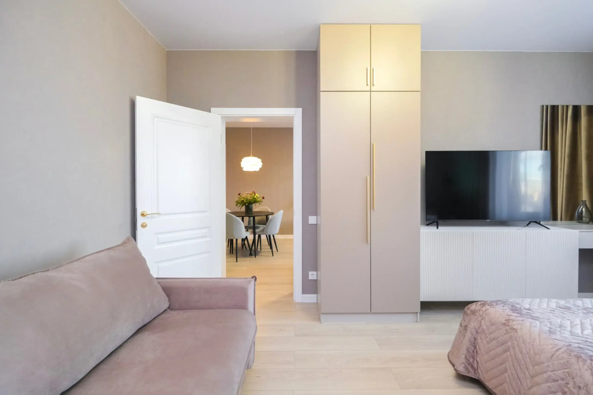 Большая Однокомнатная Квартира с Видом на Реку и Новым Ремонтом