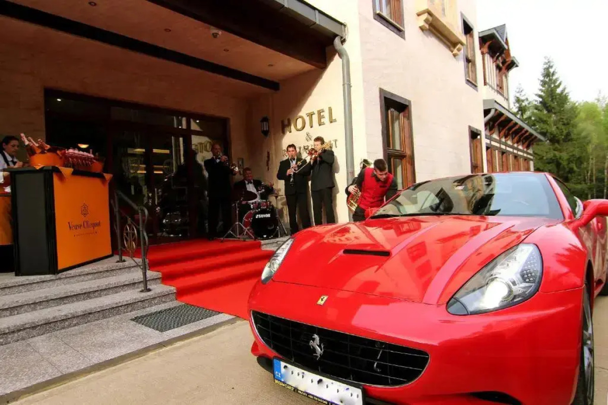 Resort Retro Riverside Wellness