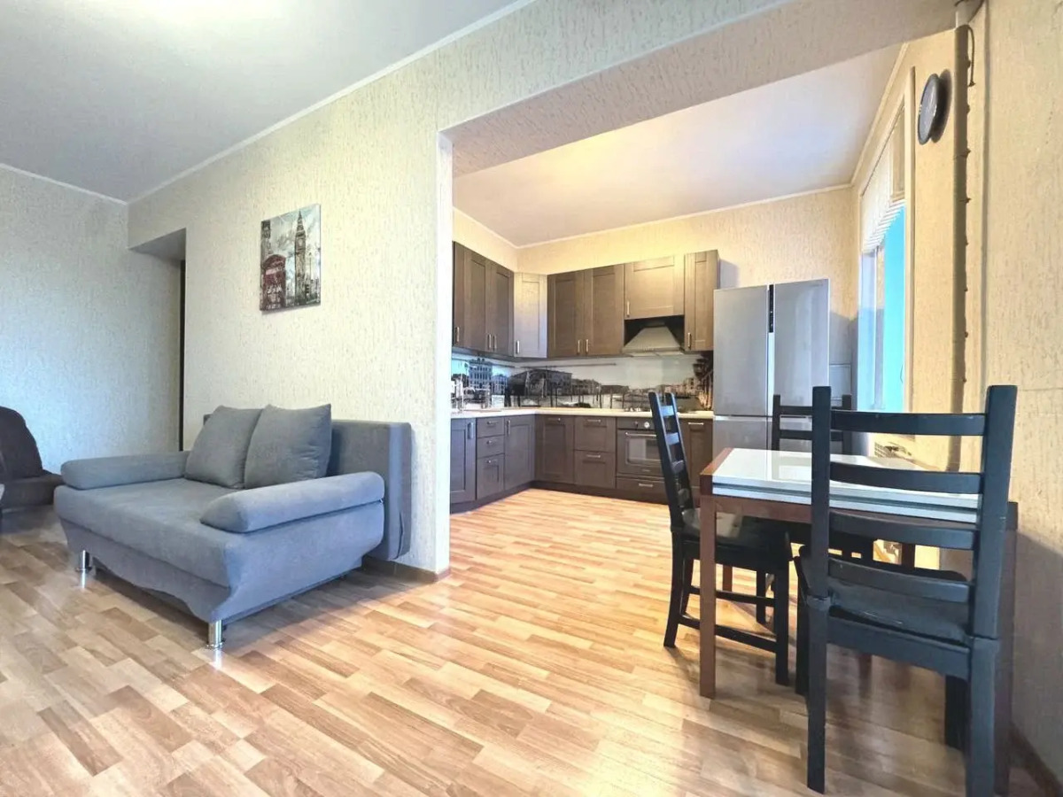 Квартира Трехкомнатная с Балконом и Кондиционером в Центре на Весенней