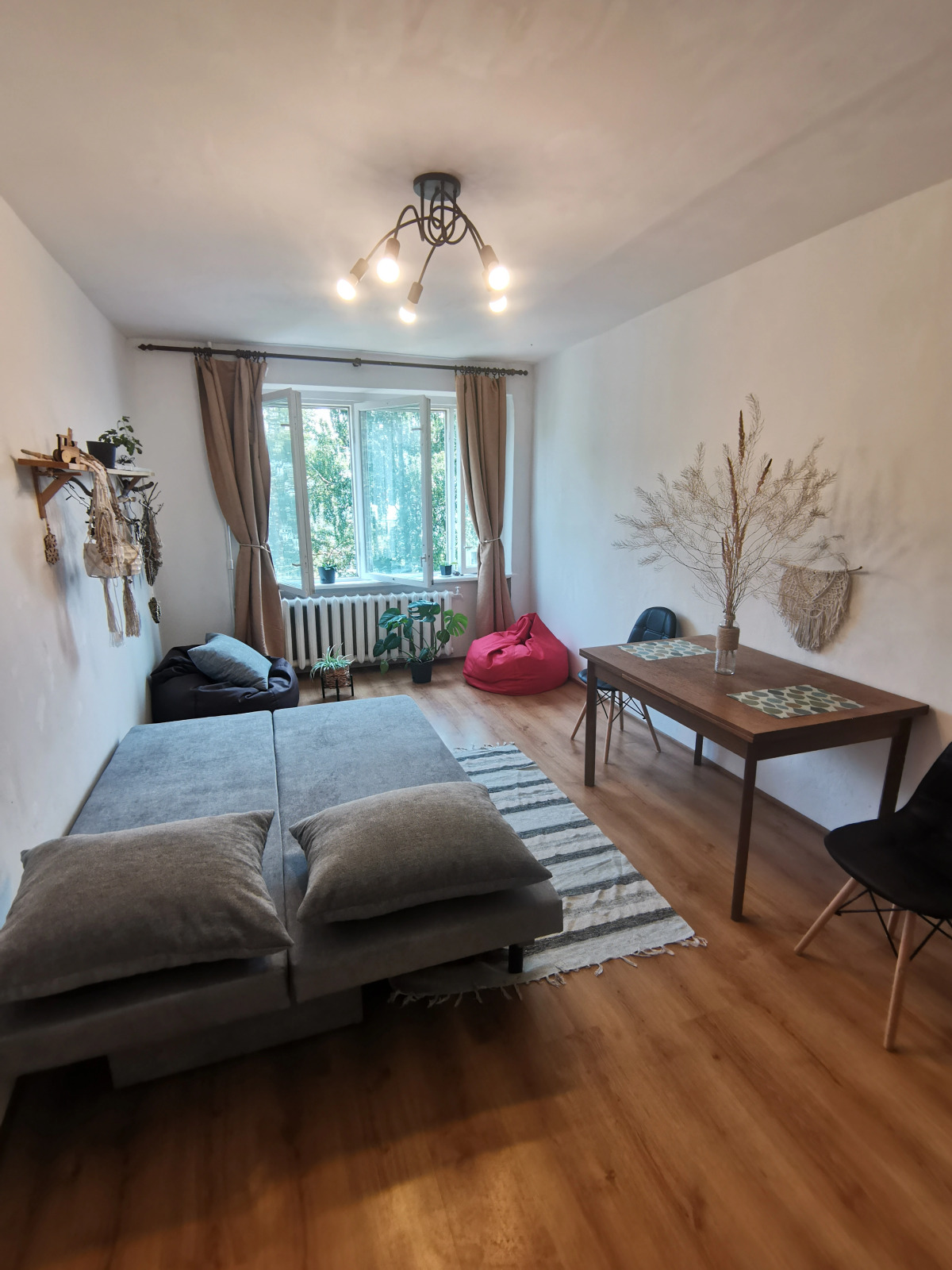 Апартаменты художника у леса