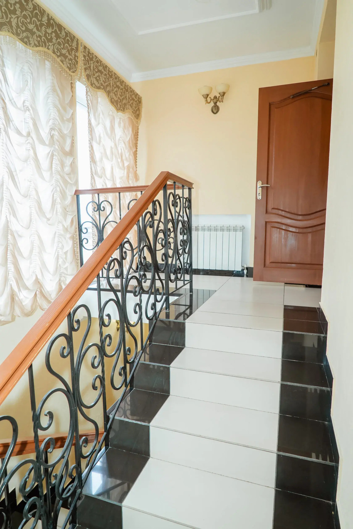 Отель Корона