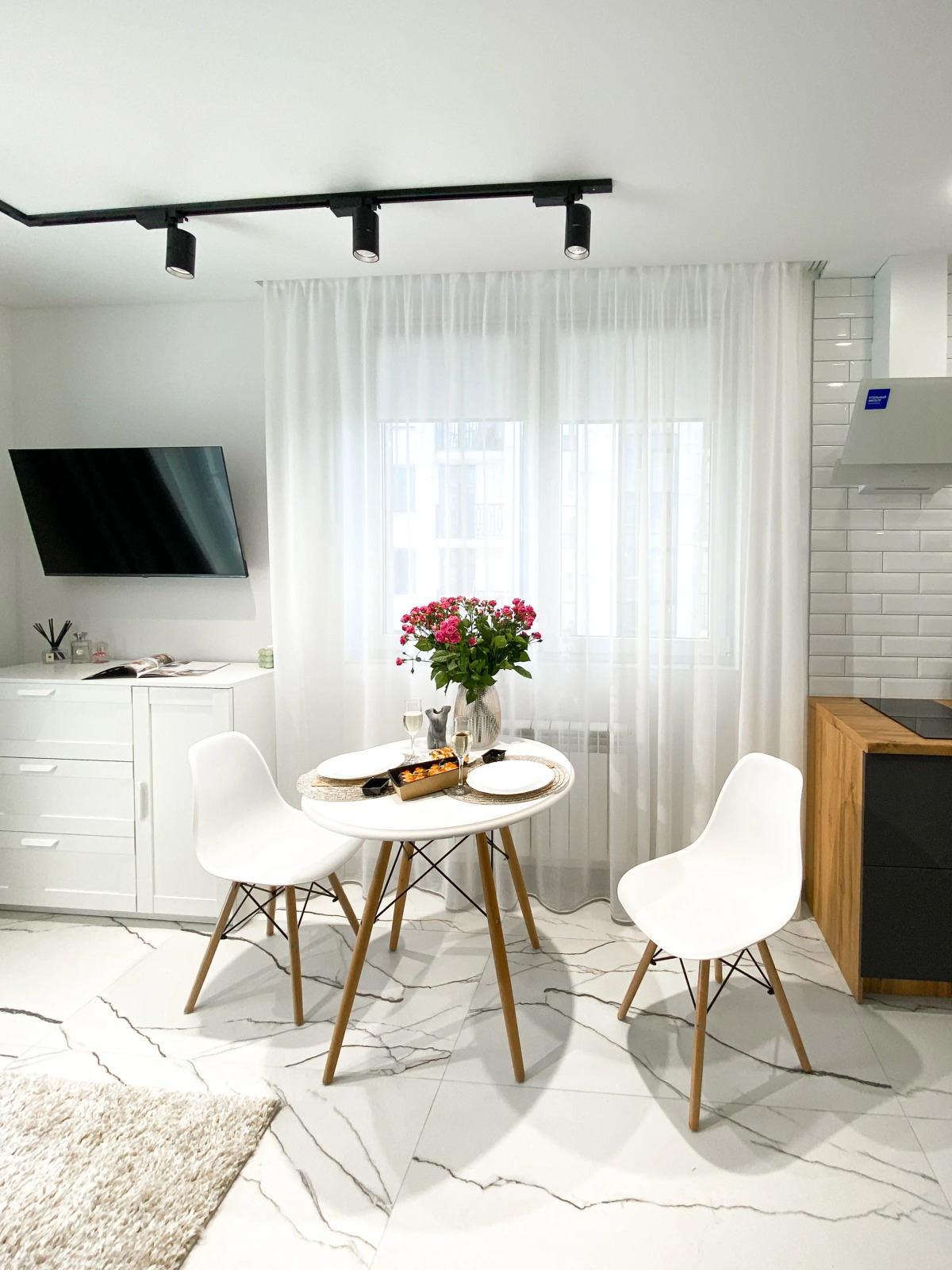 Апартаменты-студия 30 кв.м. с двуспальным диваном и балконом, с 3 по 6 этаж