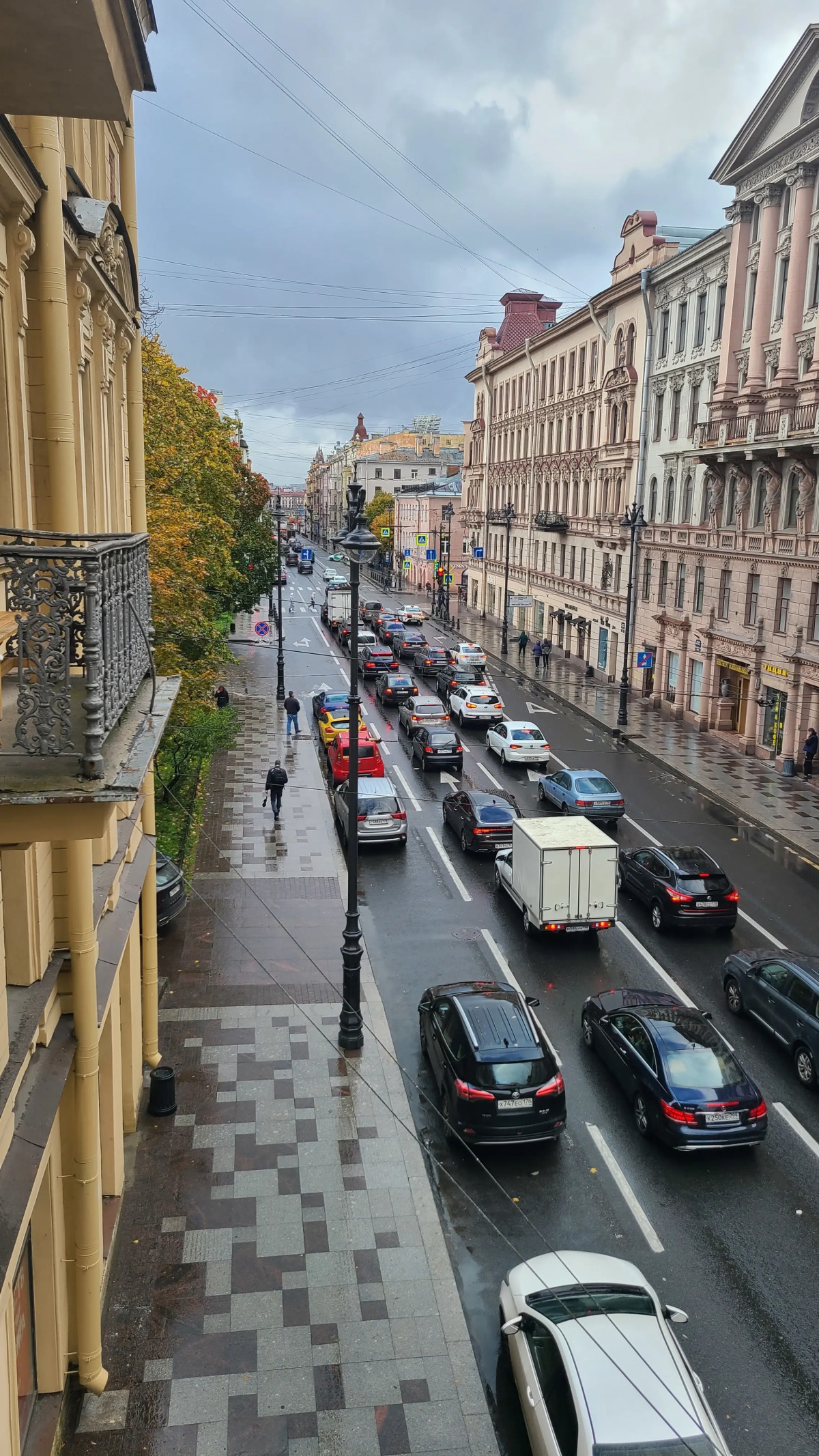 Апартаменты на Большом 13 Два Окна в Спальне