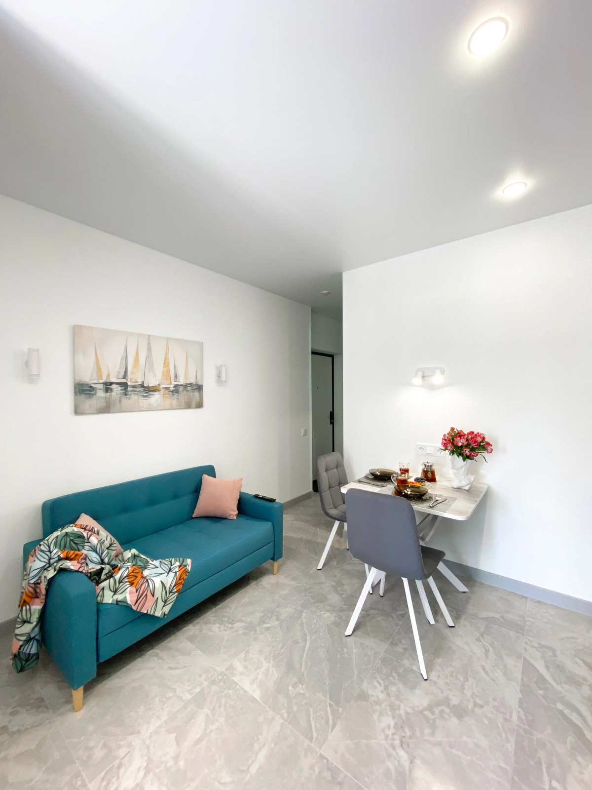 Апартаменты-студия 30 кв.м. с кроватью и балконом, с 3 по 6 этаж