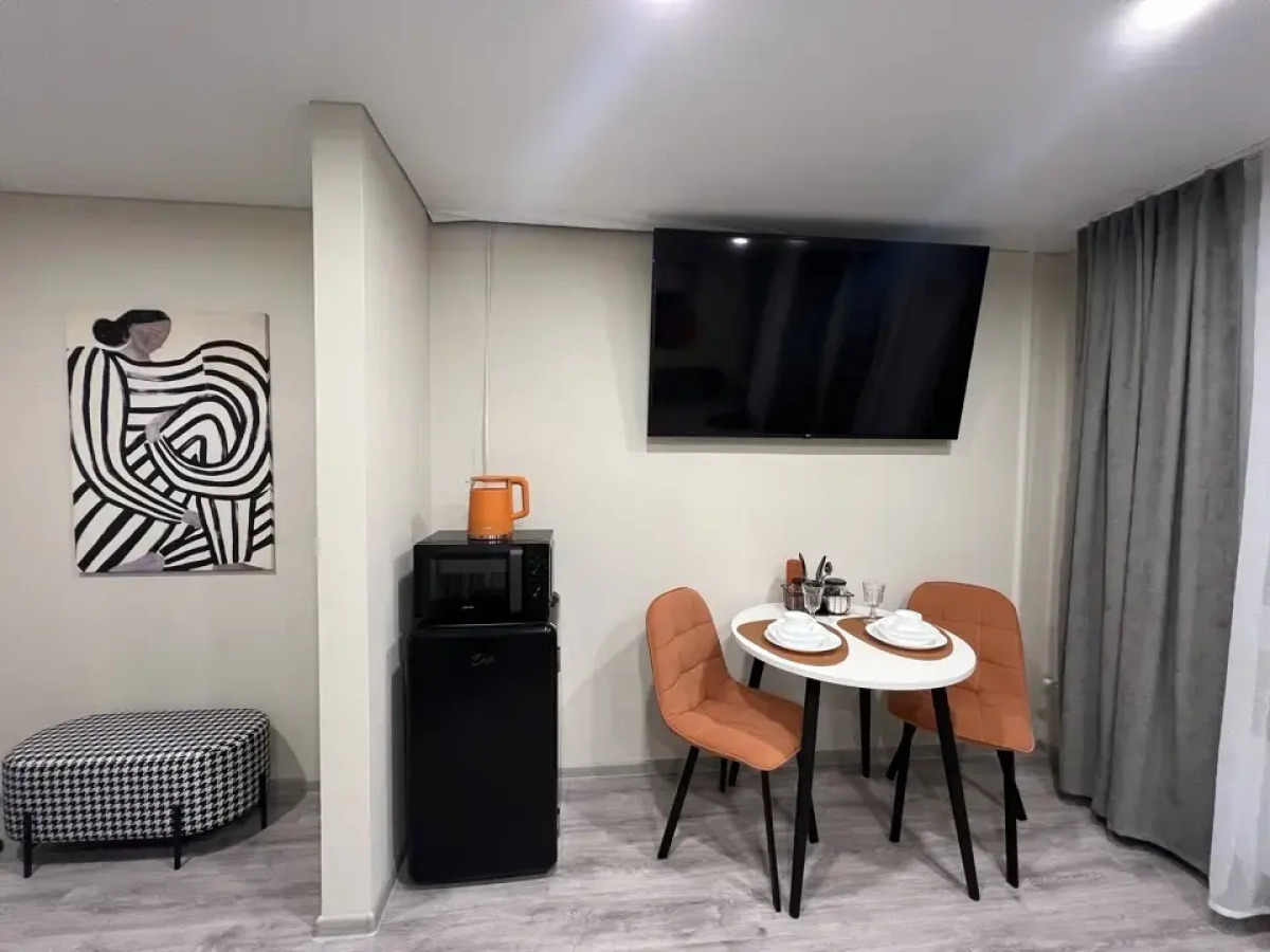 Апартаменты 4 оранжево-черные