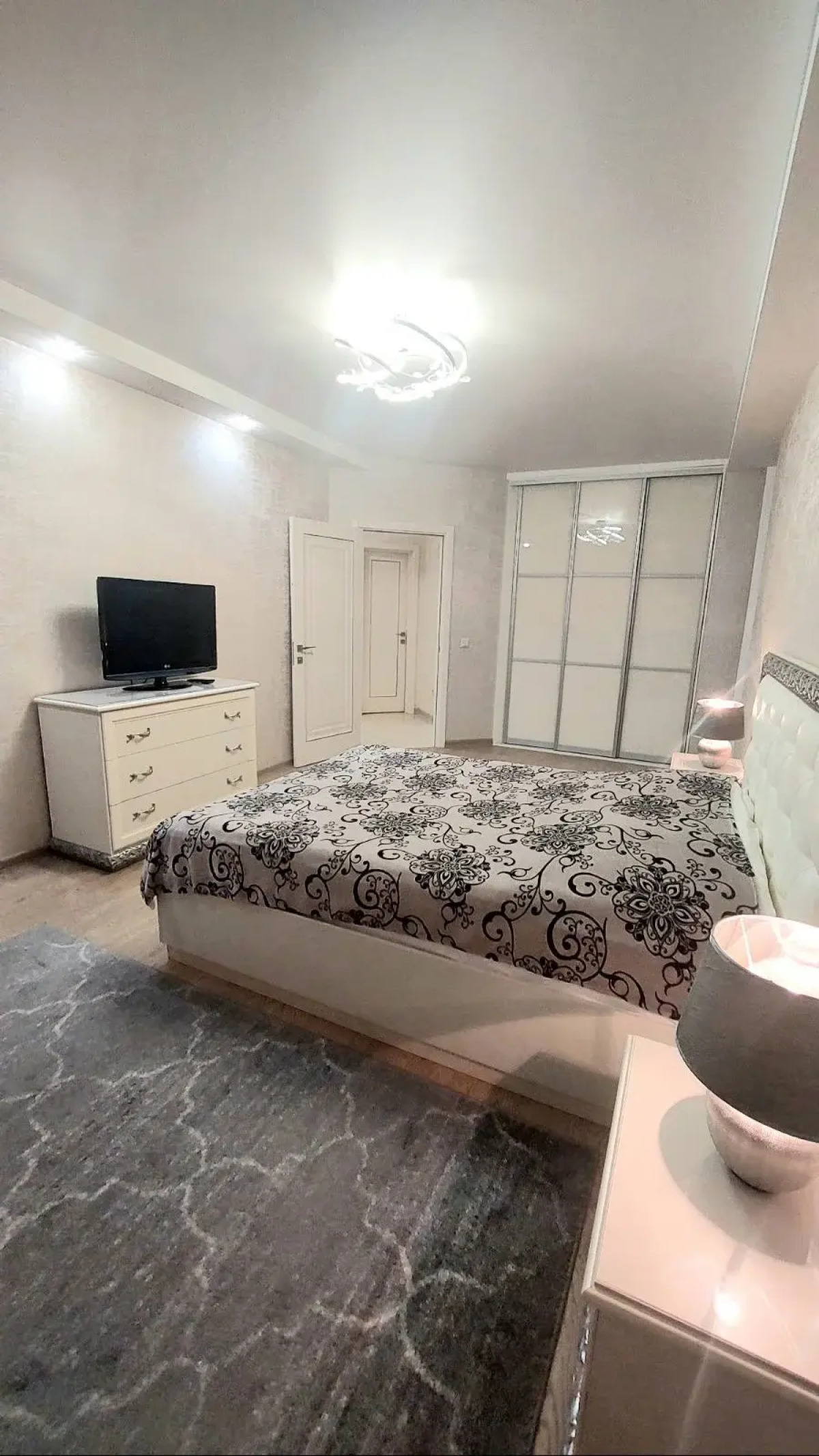 Апартаменты в центре с тремя спальнями на Червякова 55 рядом с парком Победы