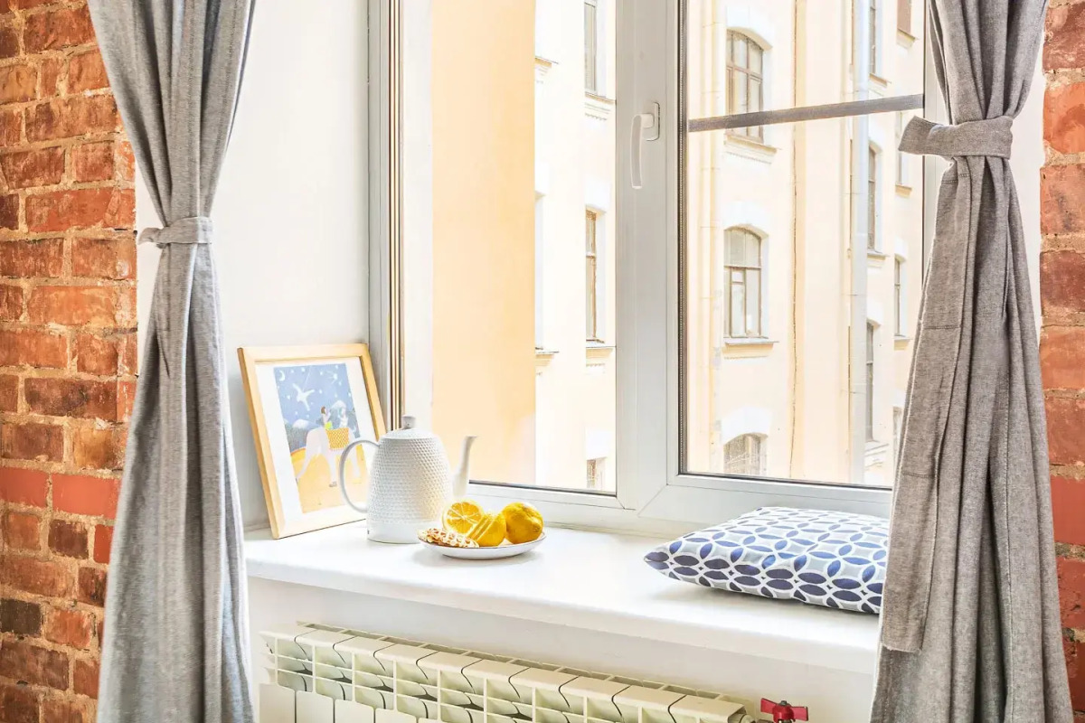 Апартаменты на Большом 13 Два Окна в Спальне